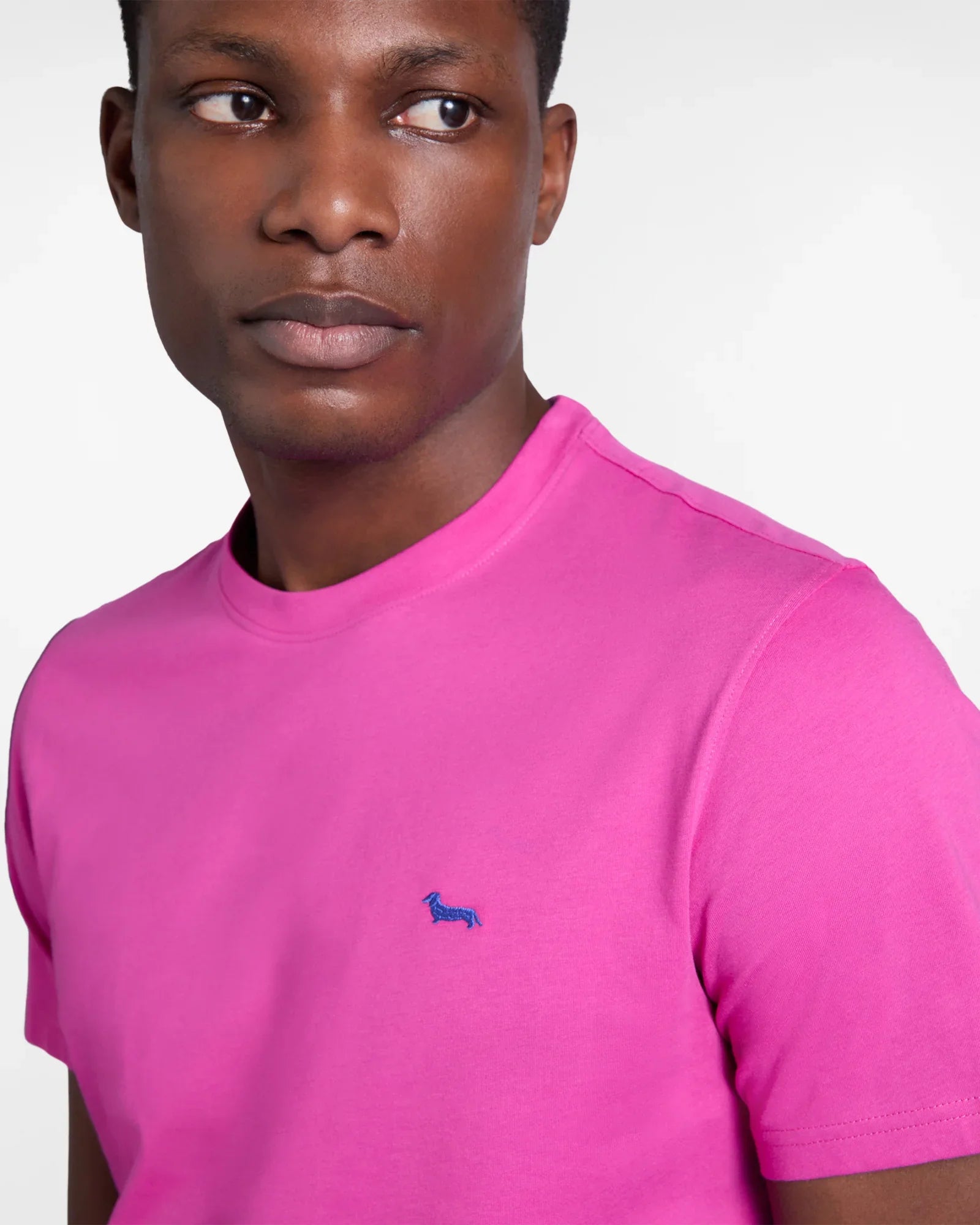 Maglietta uomo rosa fucsia con logo ricamato blu sul petto, abbigliamento casual