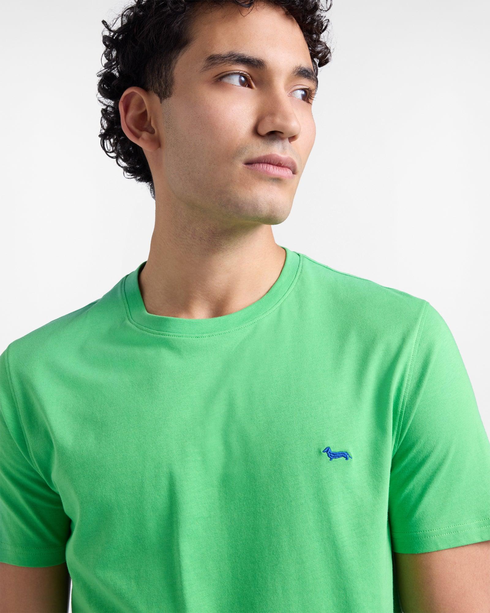 Maglietta uomo verde con logo ricamato blu, abbigliamento casual uomo moda primavera estate