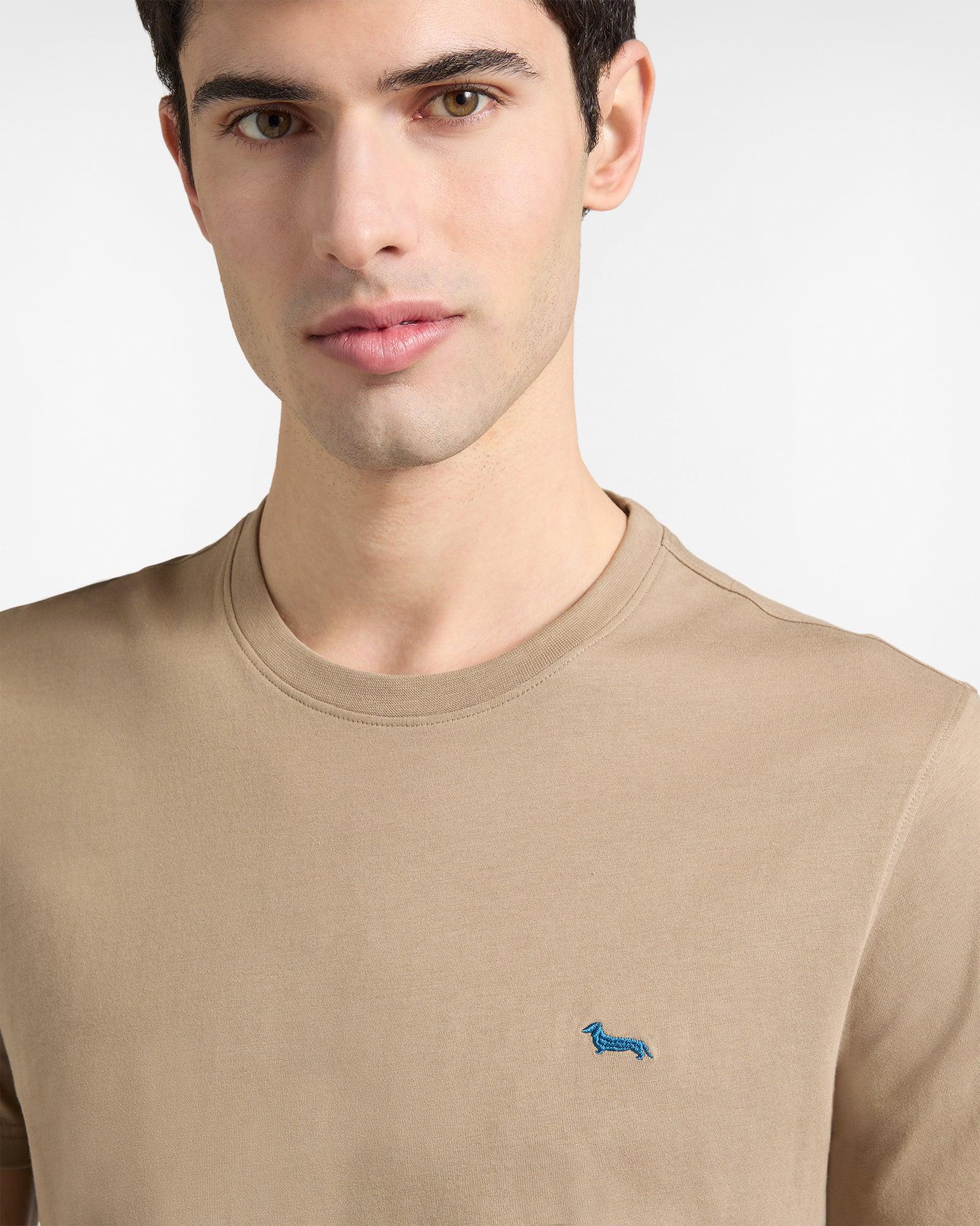 Maglietta uomo beige con logo cane ricamato blu, moda casual Made in Italy.
