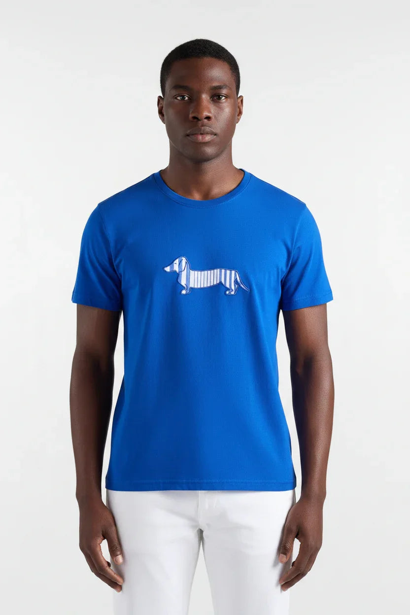 Maglietta uomo blu con stampa cane bassotto a righe sul petto, moda casual elegante