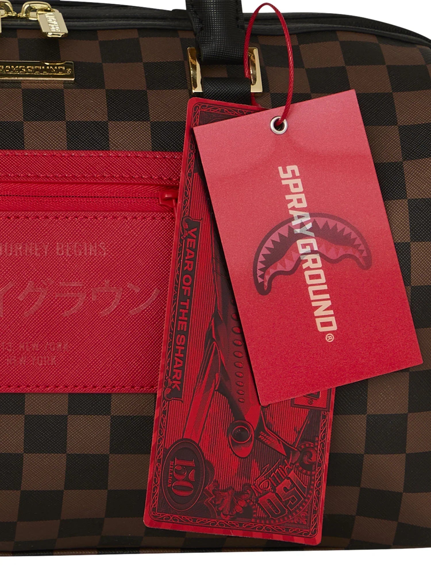 Borsa uomo a scacchi marrone e nero con etichetta rossa Sprayground e dettagli oro.