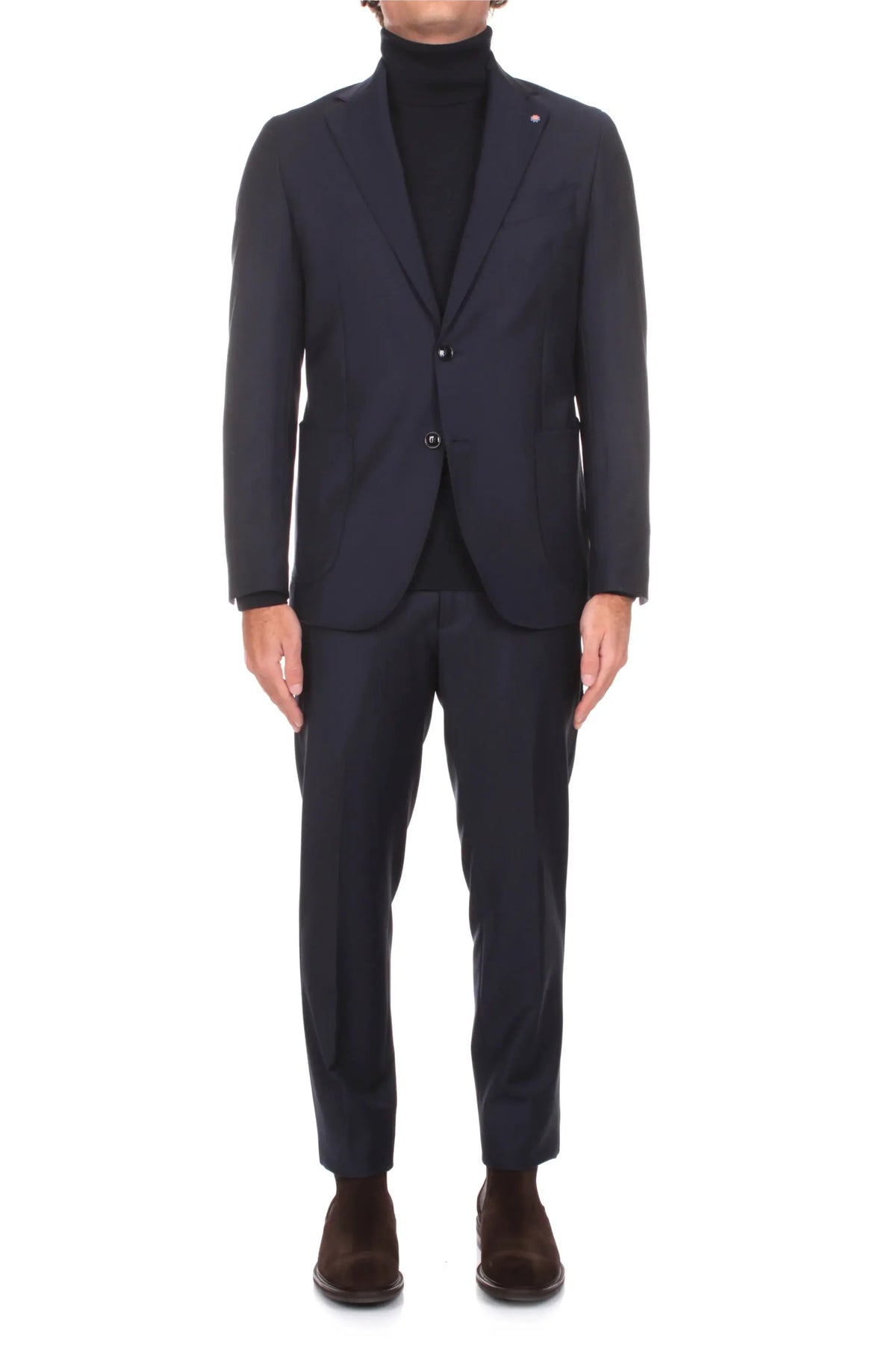 Completo uomo elegante blu scuro, giacca e pantalone, maglia dolcevita nera, scarpe marroni.