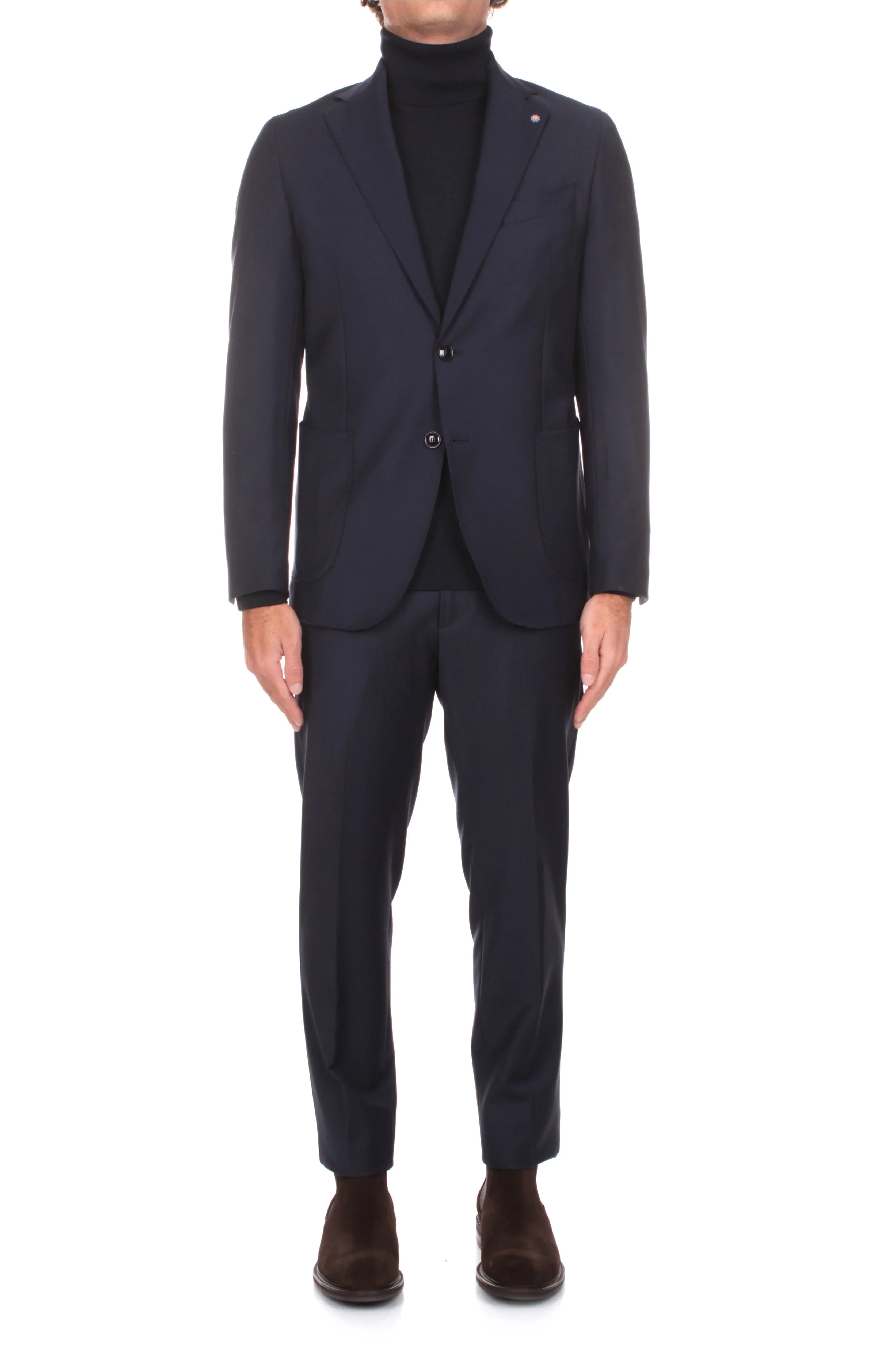 Completo uomo elegante blu scuro, giacca e pantalone, maglia dolcevita nera, scarpe marroni.