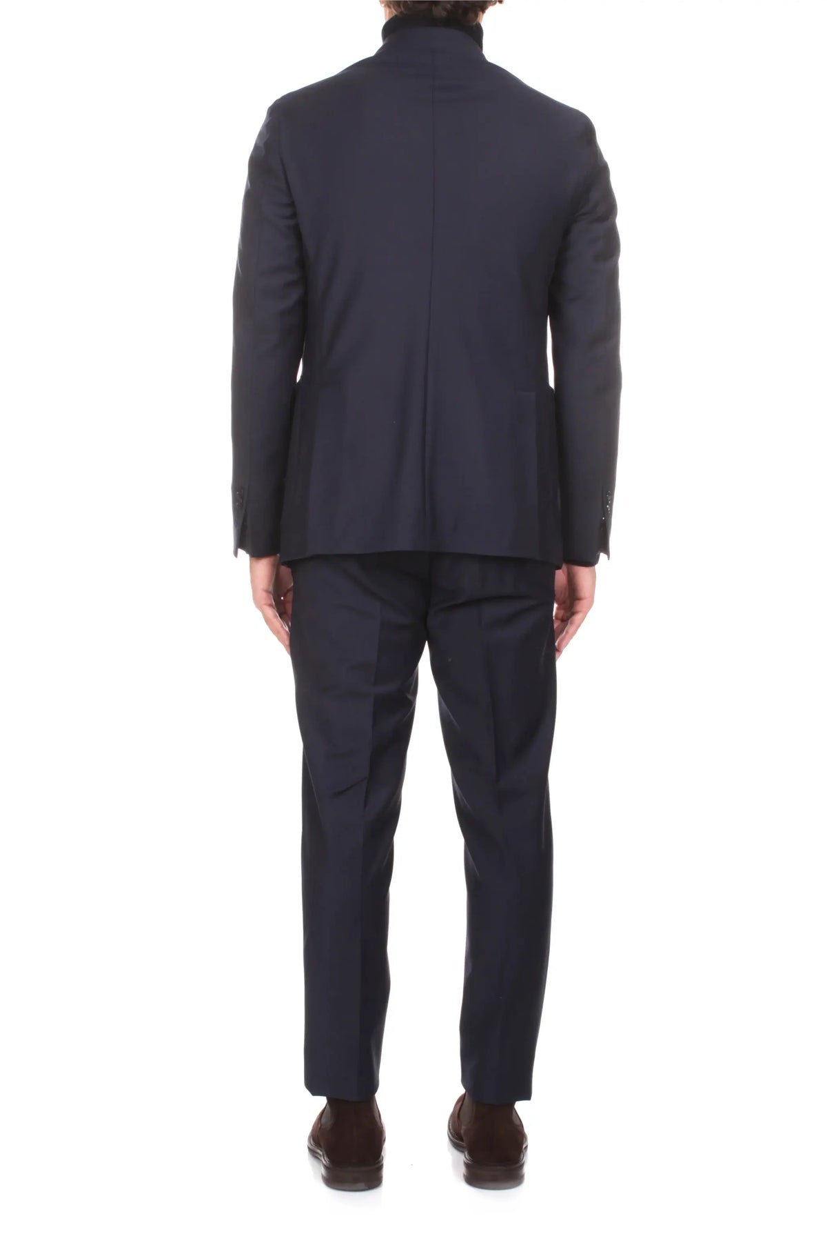 Abito elegante uomo blu scuro visto da dietro, completo sartoriale moderno