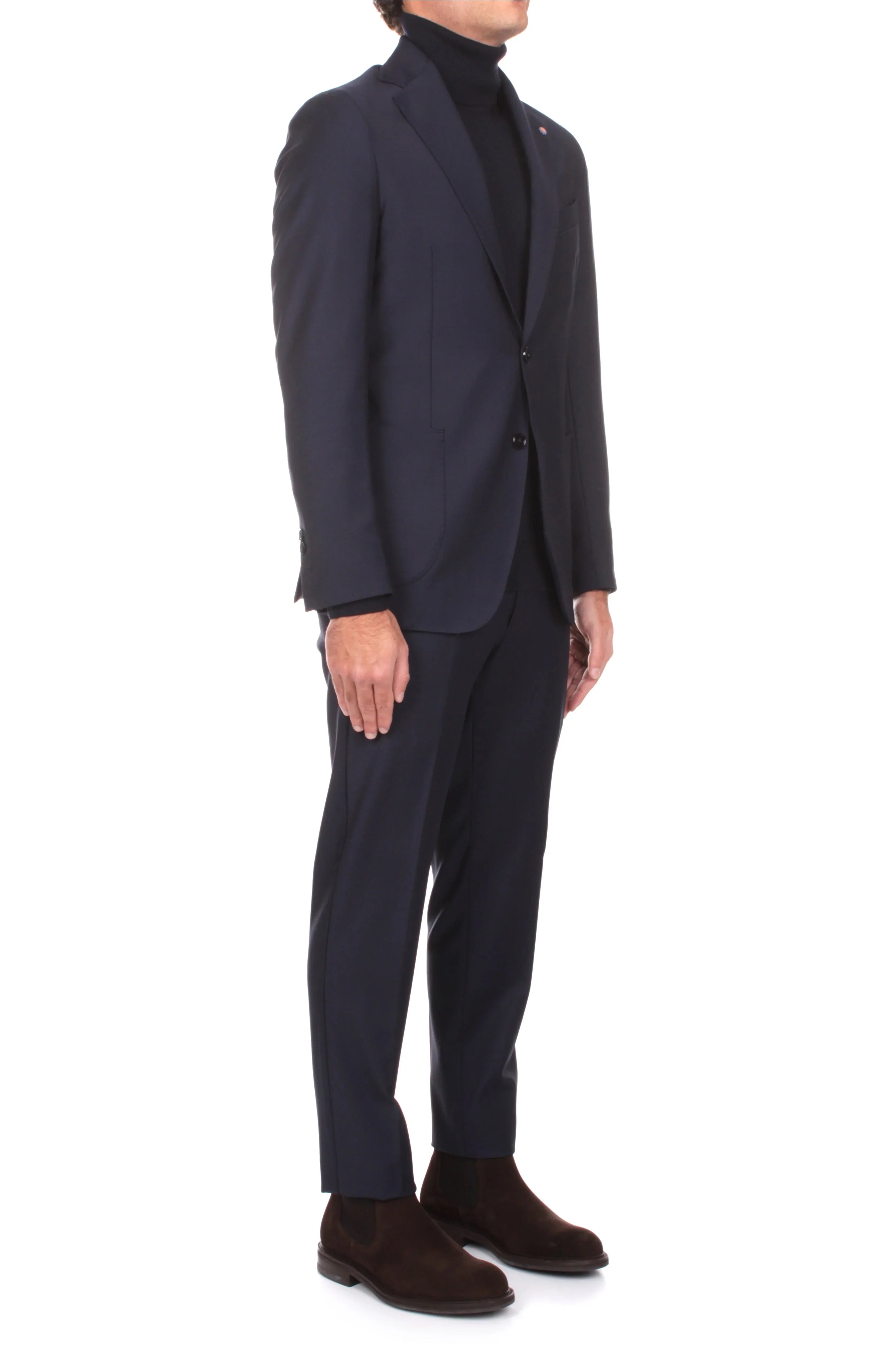 Completo uomo elegante blu scuro con giacca, pantaloni e maglione dolcevita