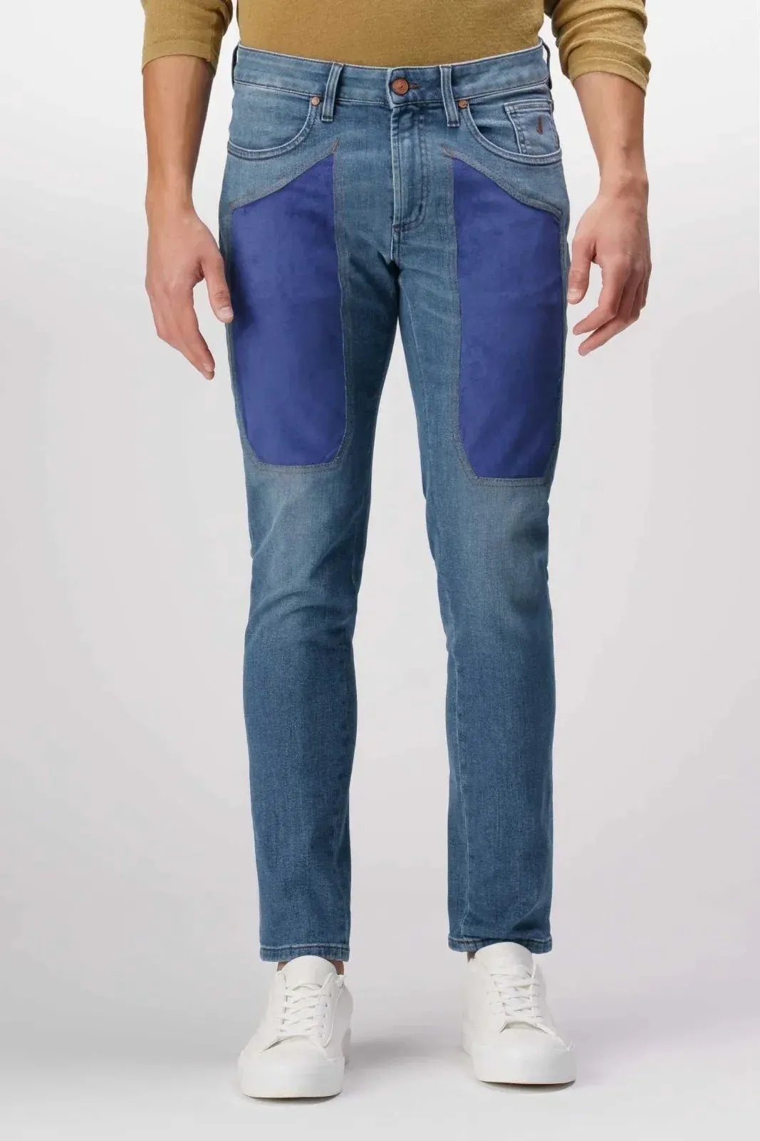 Jeans uomo slim fit con toppe blu sulle cosce, stile casual, scarpe bianche