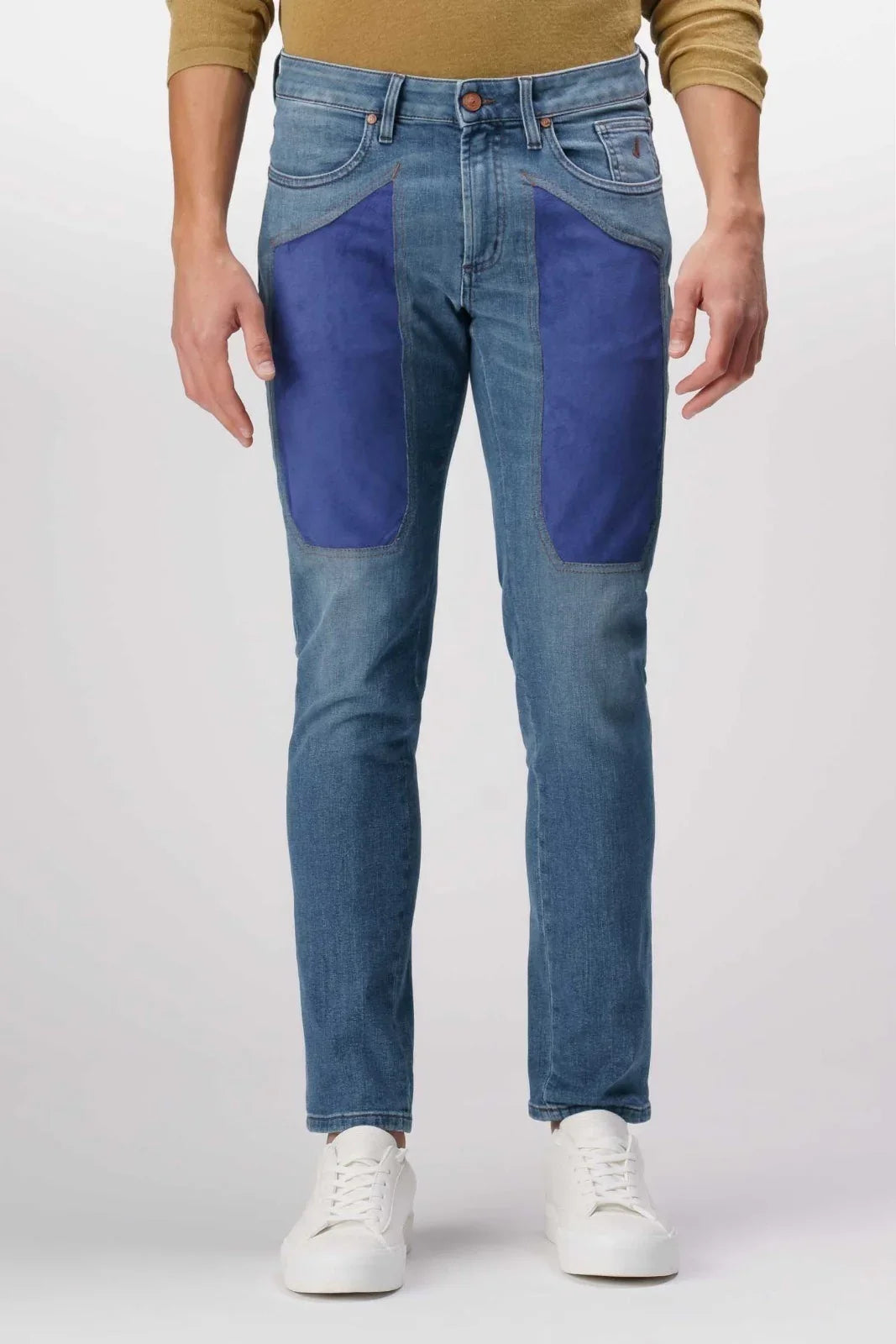 Jeans uomo slim fit con toppe blu sulle cosce, stile casual, scarpe bianche