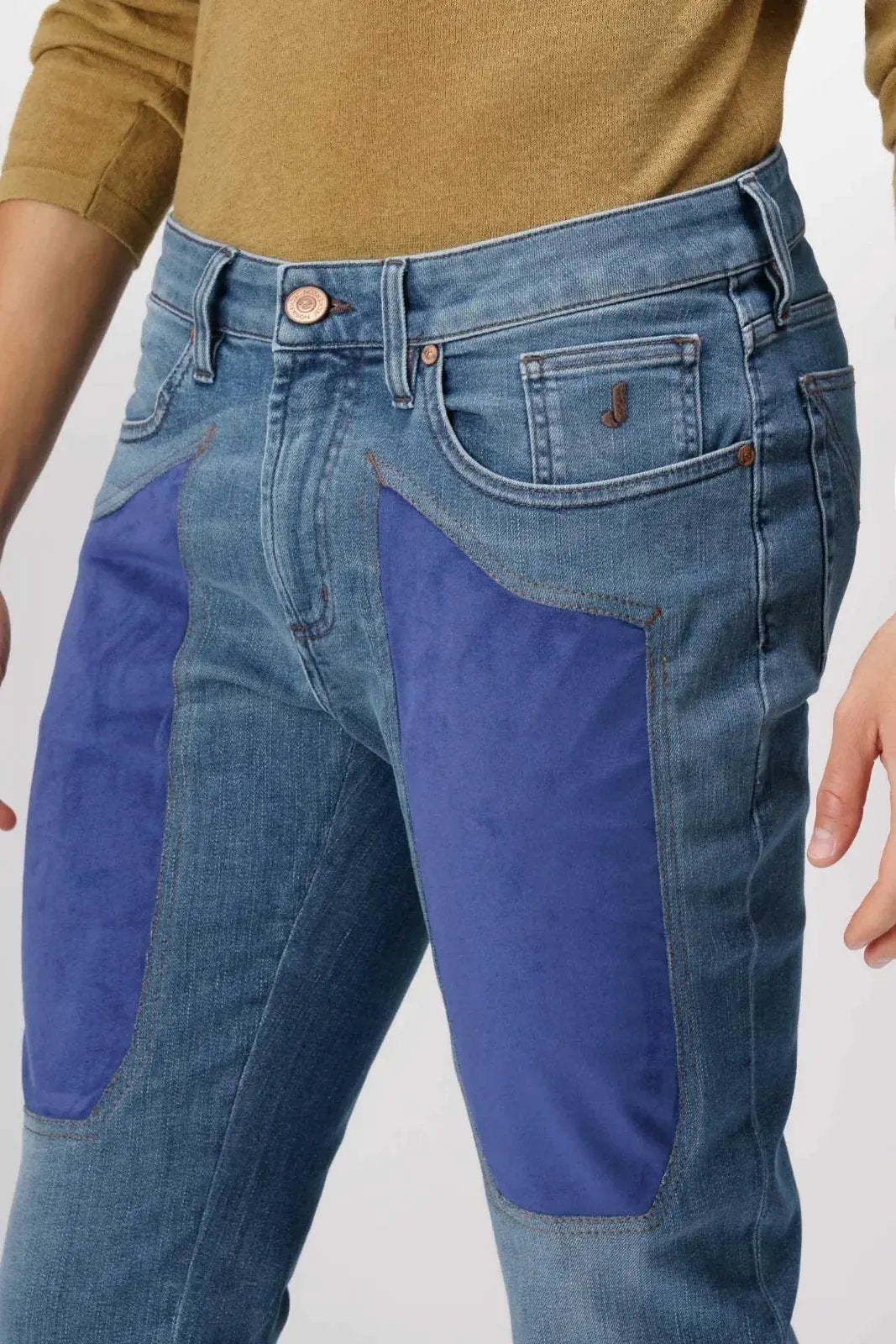 Jeans uomo in denim con inserti blu a contrasto, moda casual e moderna