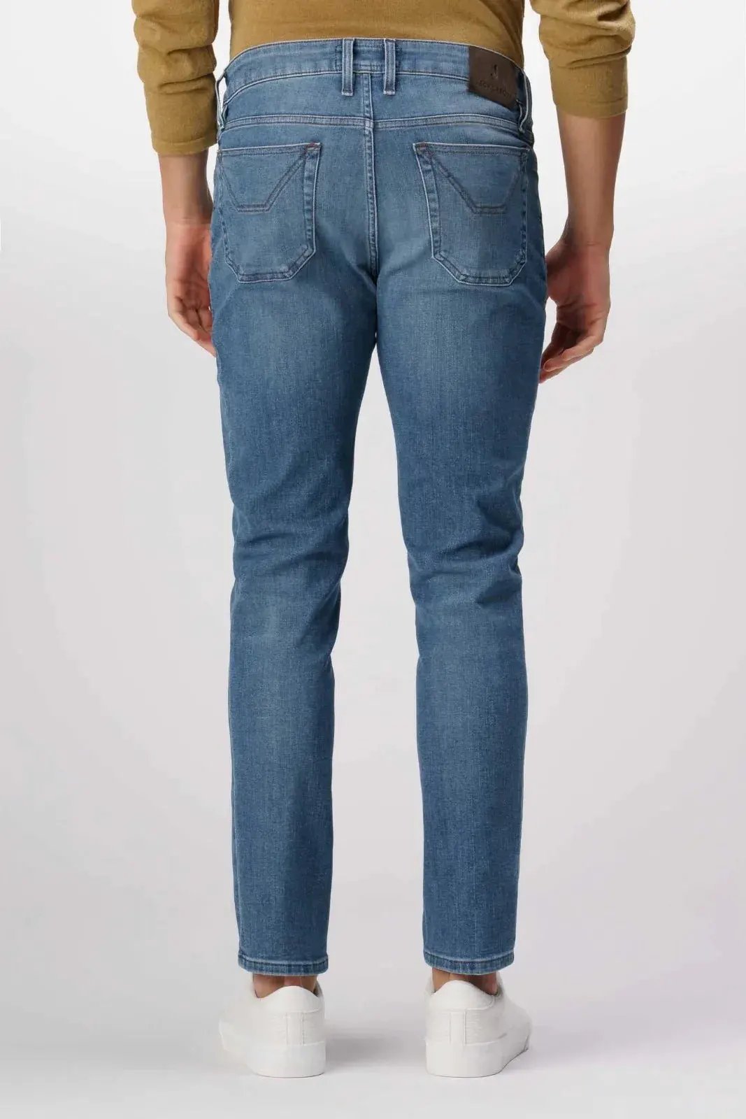 Jeans uomo slim fit in denim blu chiaro, tasche posteriori, stile casual, vista posteriore
