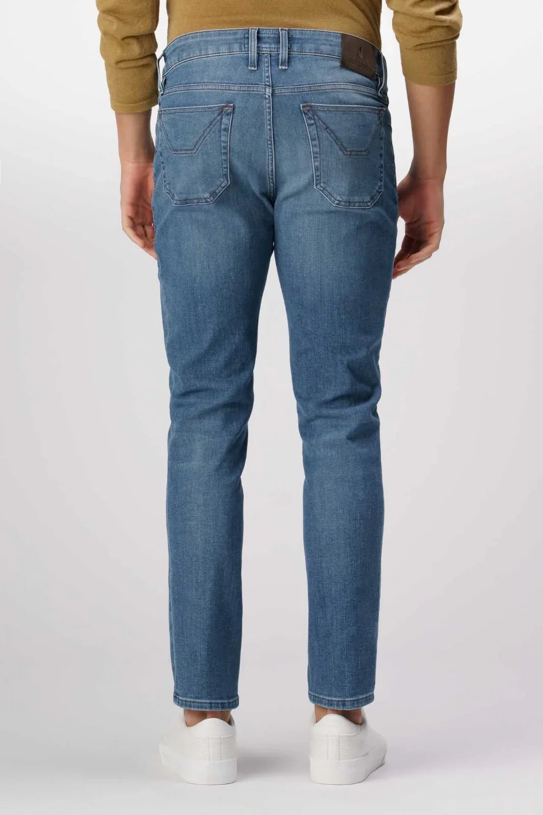 Jeans uomo slim fit in denim blu chiaro, tasche posteriori, stile casual, vista posteriore