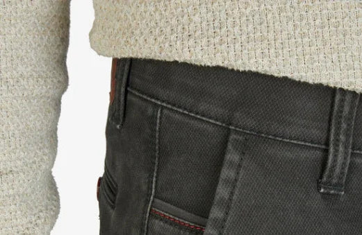 Dettaglio pantalone nero uomo con tasca laterale e maglione beige, moda autunno inverno
