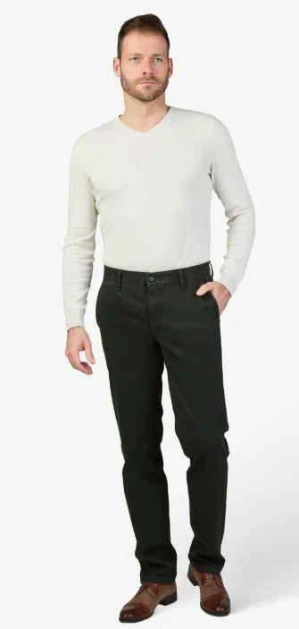 Modello uomo con maglione beige, pantaloni neri eleganti e scarpe marroni, moda uomo