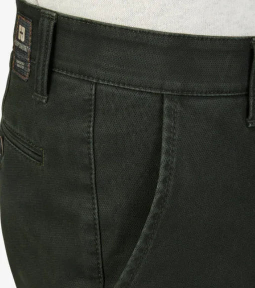 Dettaglio tasca e cintura di pantaloni verdi da uomo, tessuto elegante, moda uomo