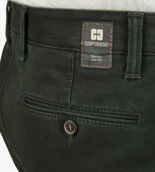 Dettaglio pantalone uomo verde scuro con tasca posteriore e etichetta Club of Comfort.