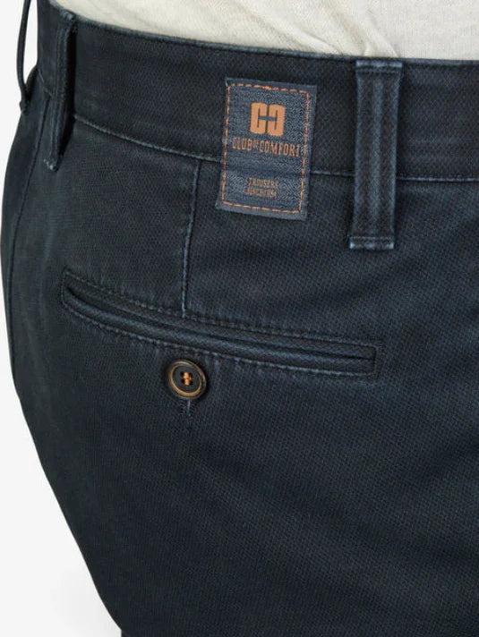 Dettaglio pantalone uomo blu scuro con tasca posteriore e passante, tessuto elegante.