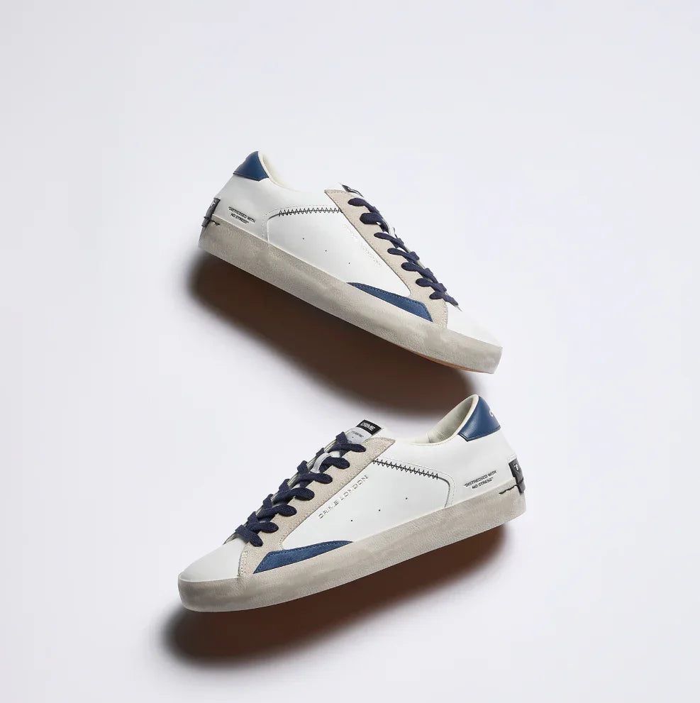 Sneakers uomo bianche con dettagli blu, stringate, stile casual, su sfondo bianco