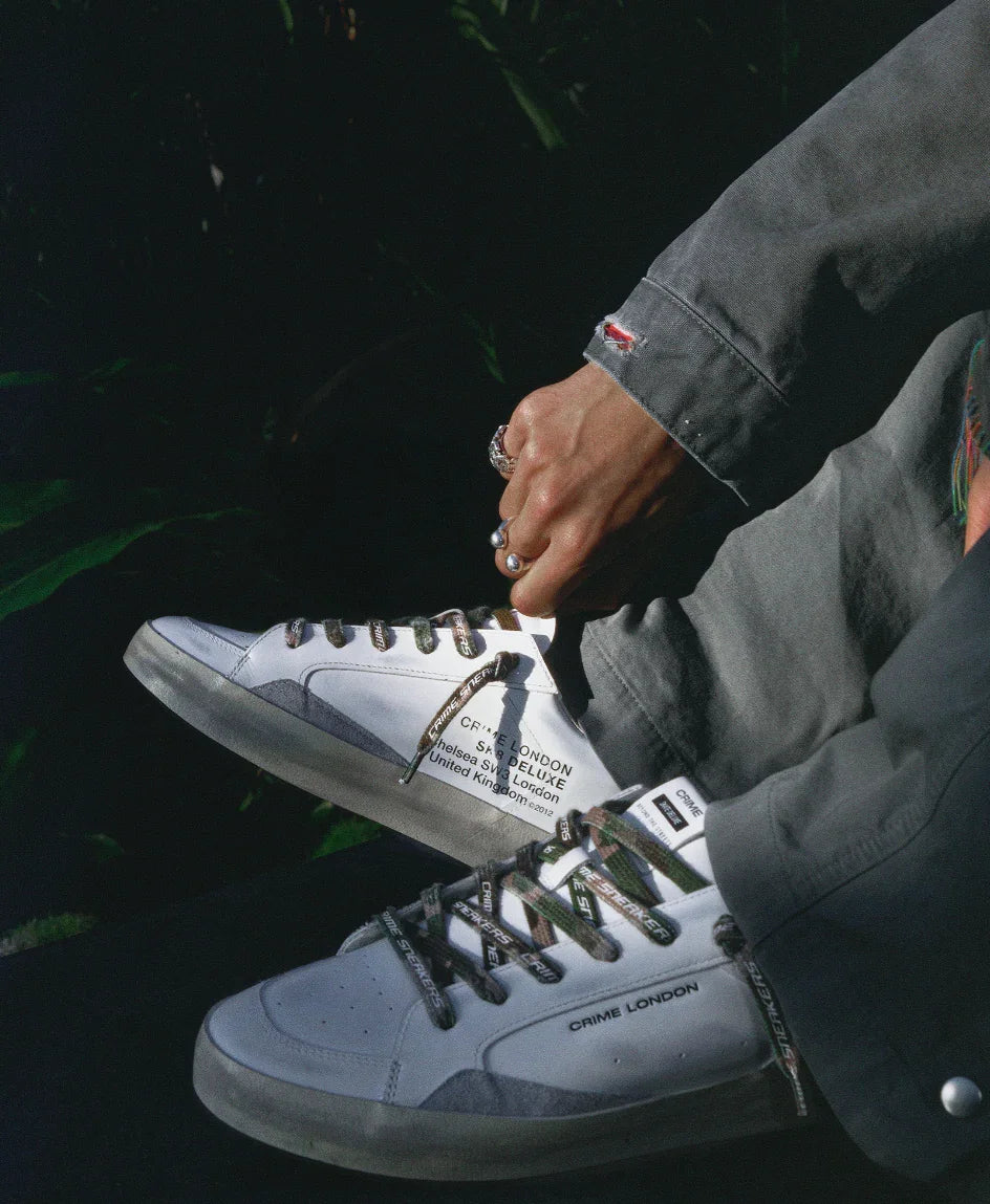 Sneakers bianche Crime London uomo con scritte e lacci personalizzati, moda streetwear