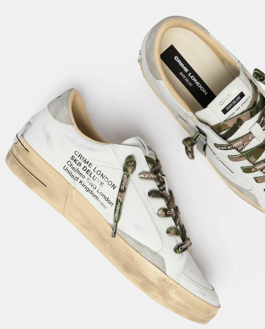 Sneakers uomo bianche effetto vintage con dettagli grigi, lacci camouflage e scritte nere