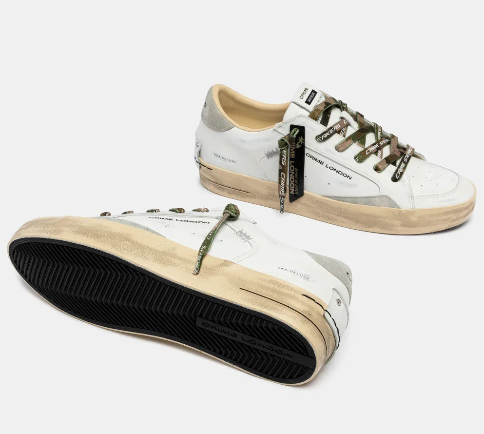 Sneakers uomo bianche in pelle con fondo beige e dettagli verde militare, stile casual.