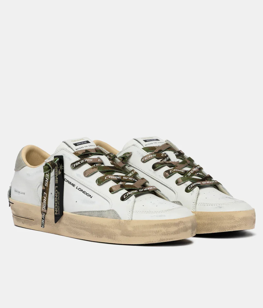 Sneakers uomo bianche con suola vintage e lacci verde militare, stile casual moda 2024