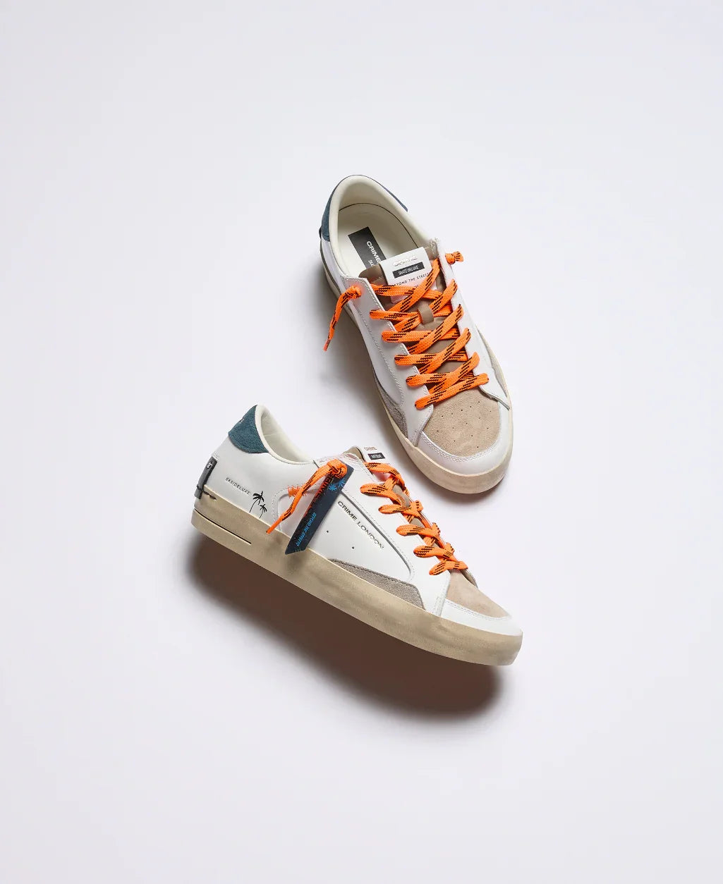 Sneakers uomo bianche e beige con lacci arancioni e dettagli blu, stile casual