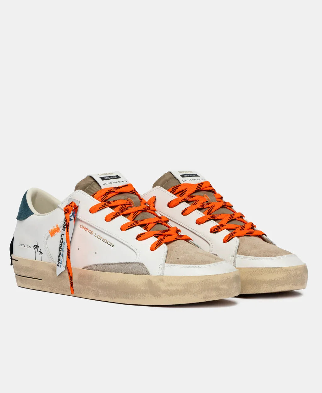 Sneakers uomo bianche con dettagli beige, lacci arancioni e logo Crime London, stile casual
