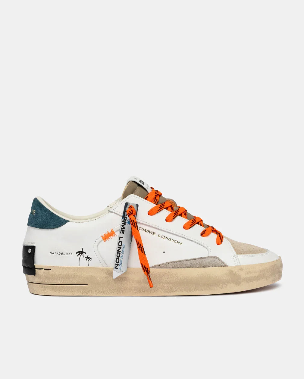 Sneaker uomo bianca con lacci arancioni, dettagli neri e scritte, stile casual moda.