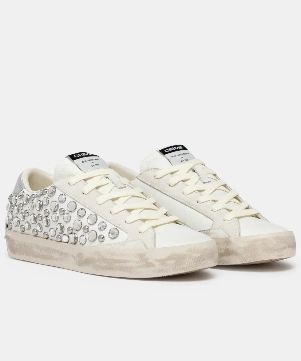 Sneakers donna bianche con borchie e strass, suola beige effetto vintage, stile casual