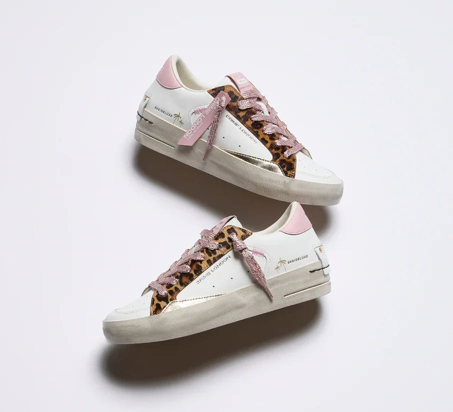 Sneakers donna bianche con dettagli animalier, inserti rosa e lacci glitter, moda alla moda.