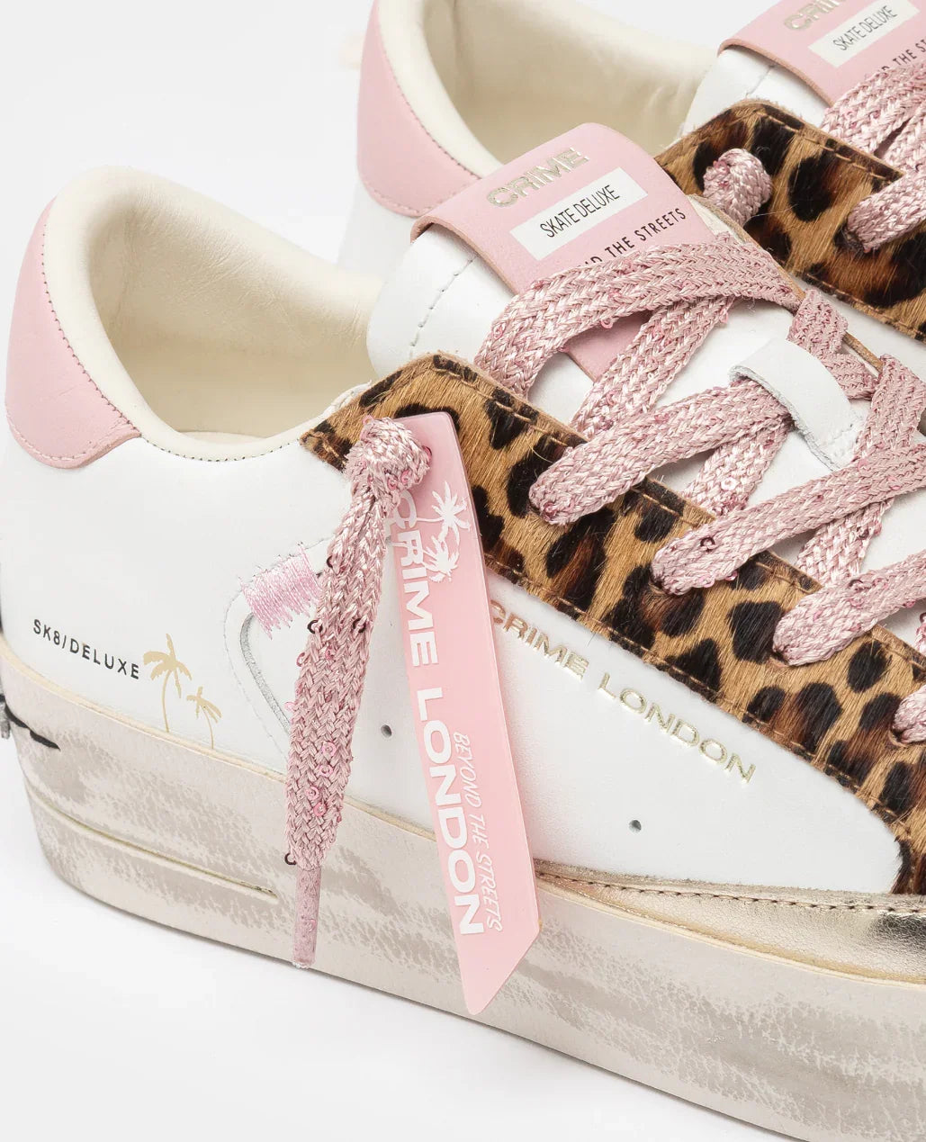Sneaker donna bianca con dettagli rosa, lacci glitter rosa, inserto animalier leopardato.