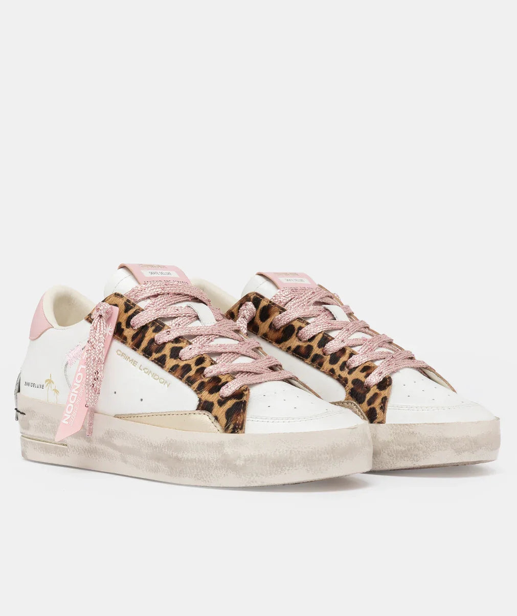 Sneakers donna bianche con dettagli animalier leopardati e lacci rosa, stile fashion
