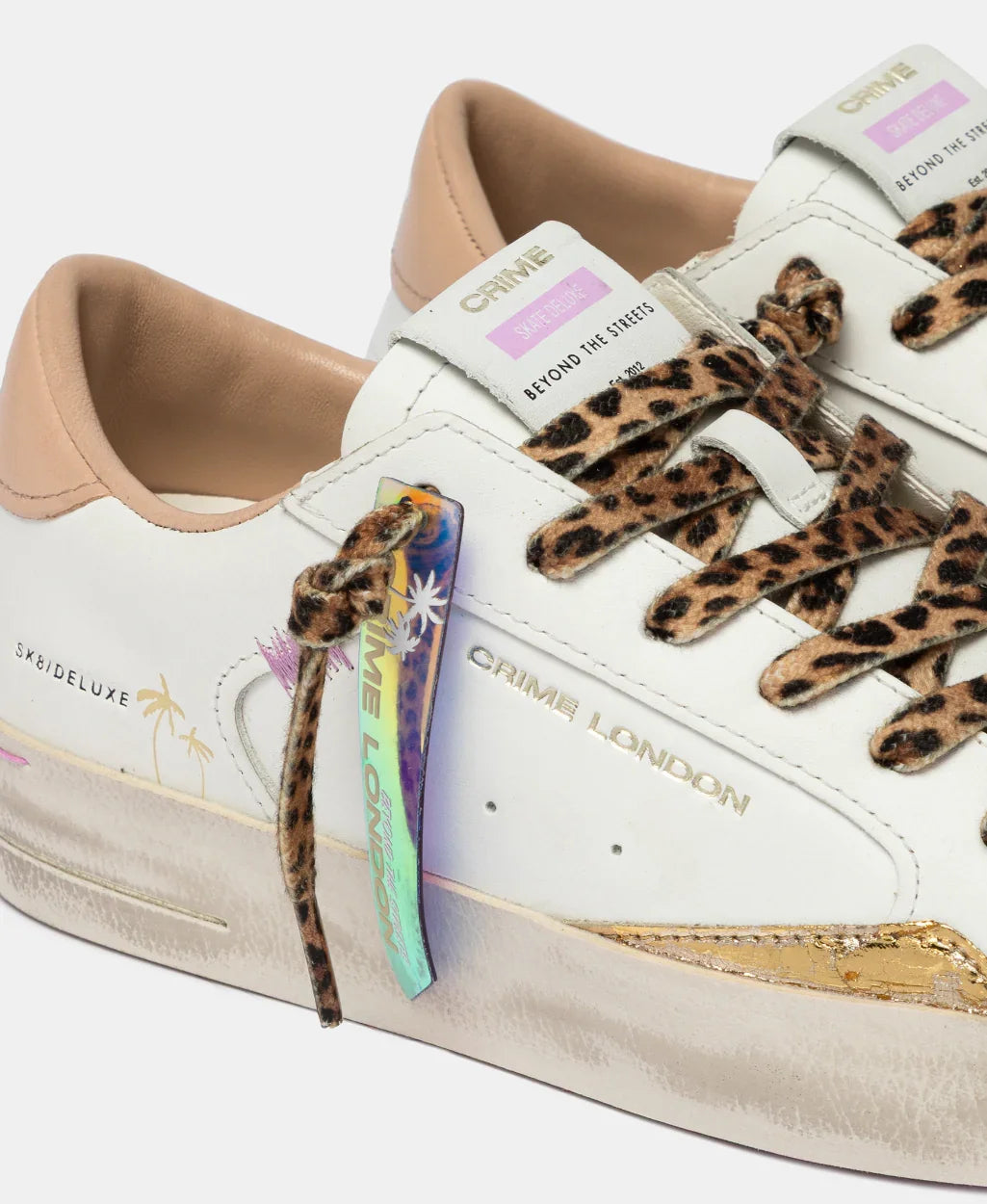 Sneakers donna bianche con lacci animalier, dettagli oro e logo Crime London