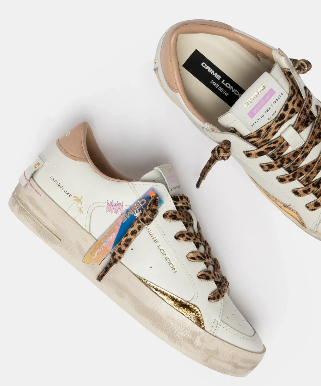 Sneakers donna bianche con dettagli oro, lacci animalier, e decorazioni originali Crime London