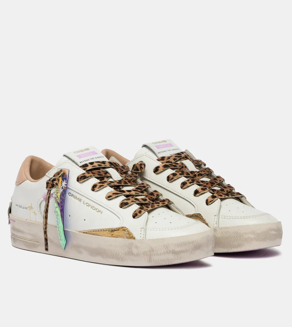 Sneakers donna bianche con lacci animalier e dettagli oro, stile street fashion