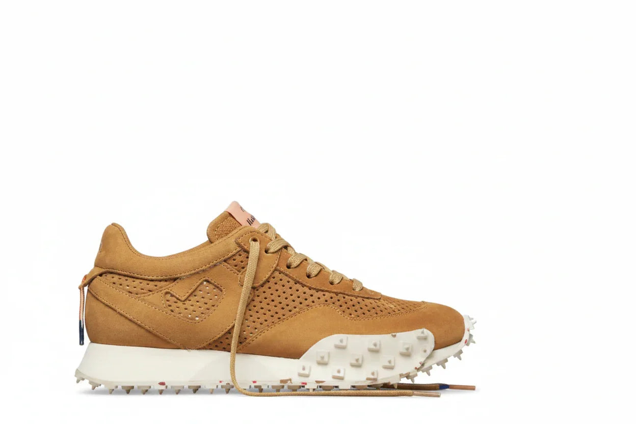 Sneaker uomo color cuoio in pelle traforata con suola bicolore antiscivolo e dettagli sportivi.
