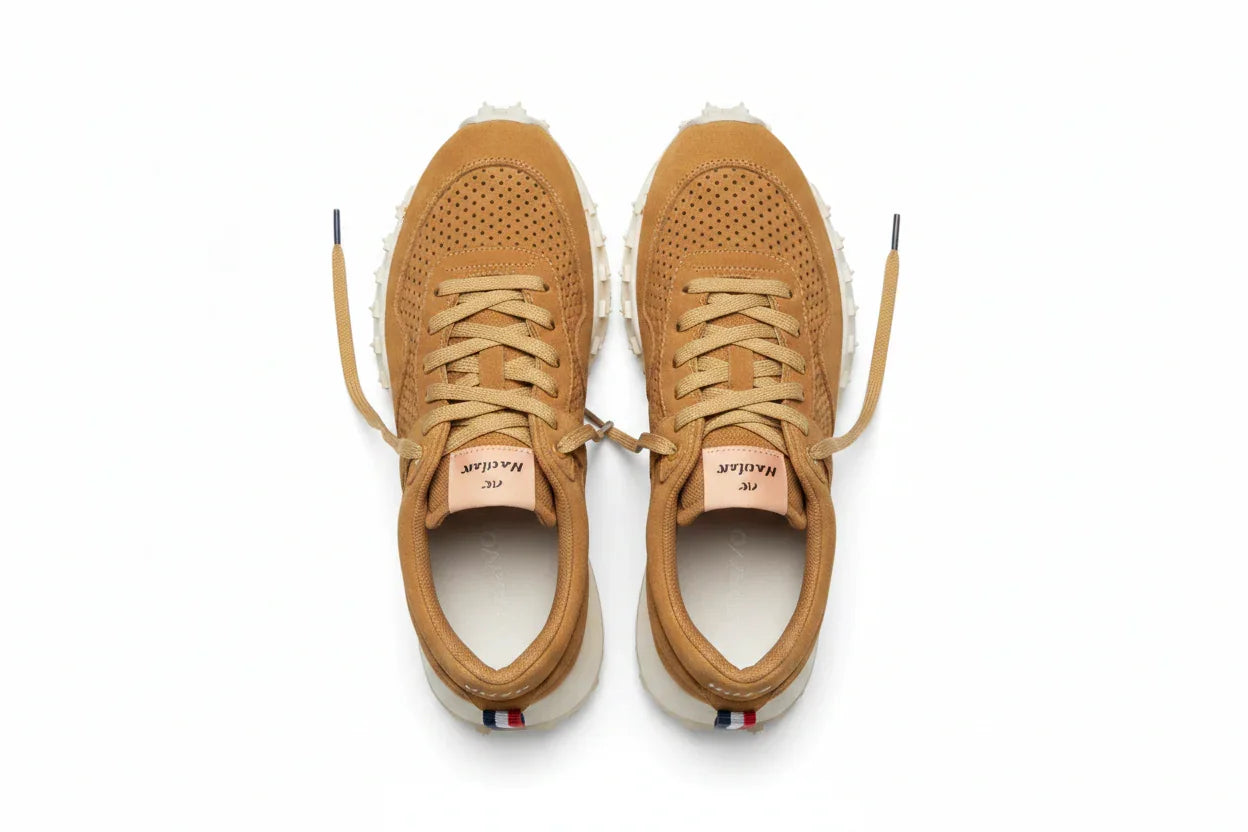 Scarpe sneakers uomo in pelle scamosciata color cuoio, vista dall'alto su sfondo bianco