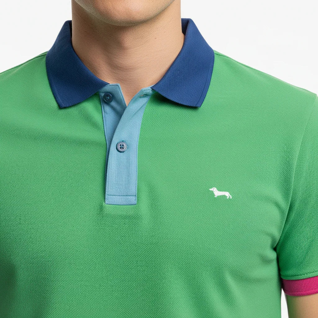 Polo uomo verde con colletto blu, logo bianco ricamato e dettagli colorati, moda casual.