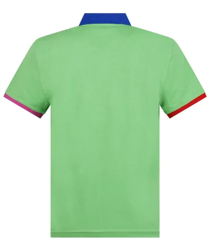Polo uomo verde con colletto blu e maniche con bordi colorati, retro