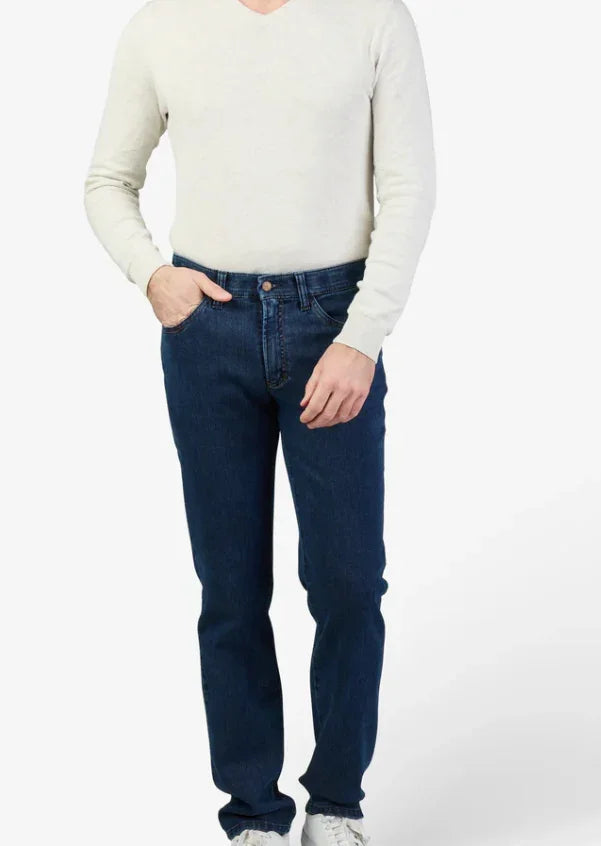 Jeans uomo blu dritti con maglione chiaro e sneakers, moda casual elegante
