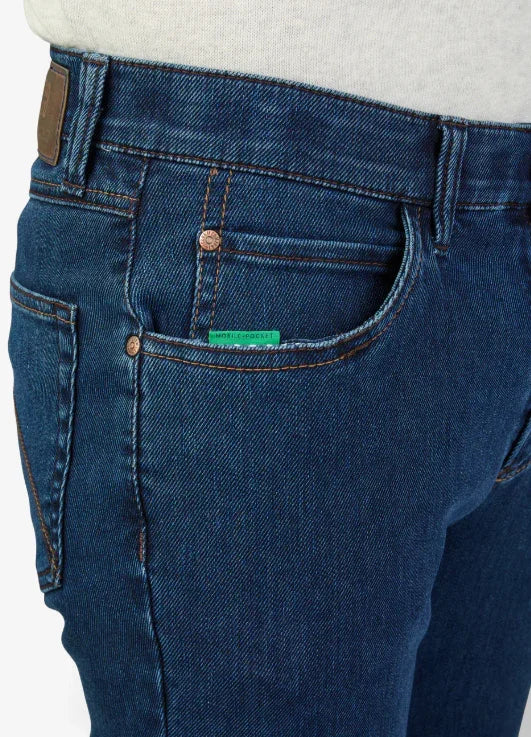 dettaglio tasca jeans uomo in denim blu, cuciture a contrasto, vestibilità moderna