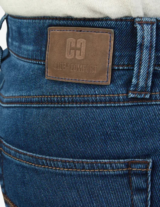 Dettaglio cintura e logo su jeans uomo in denim blu, etichetta in pelle Club of Comfort