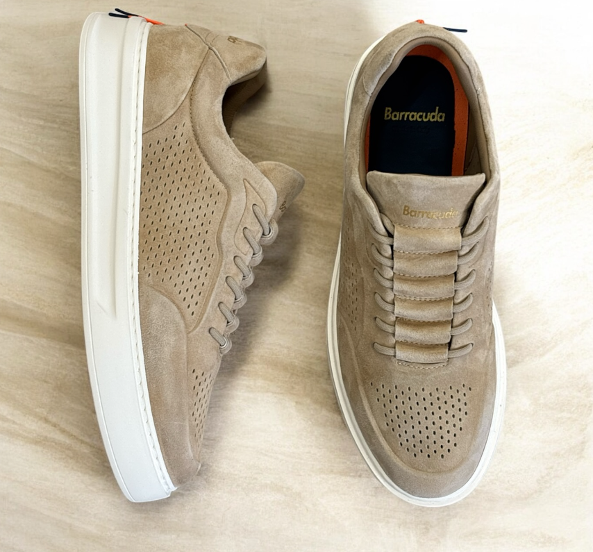 Sneakers uomo suede beige Barracuda, design moderno, tomaia traforata, suola bianca.