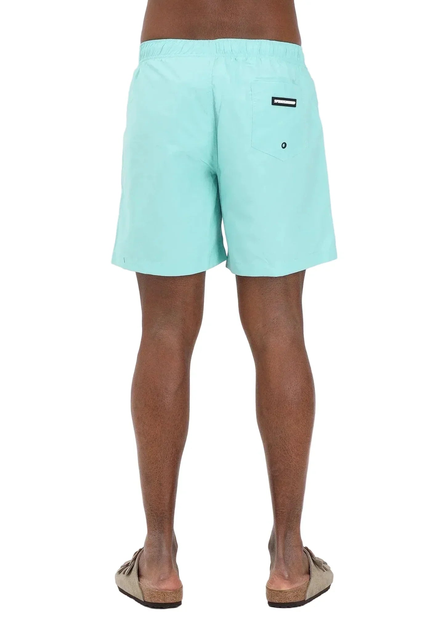 Uomo indossa pantaloncini da bagno turchesi con elastico e tasca posteriore, vista posteriore