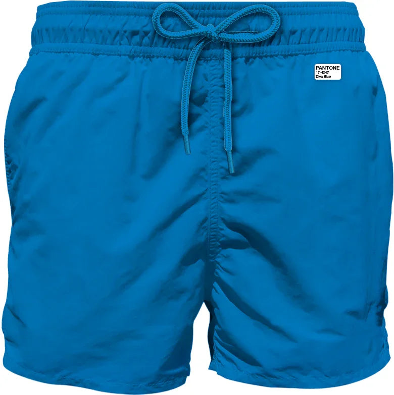 Boxer mare uomo blu acceso con coulisse ed etichetta Pantone, stile casual estivo.