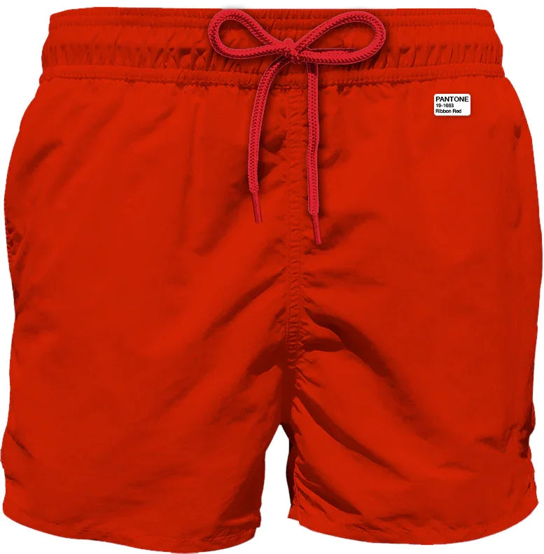 Costume da bagno uomo rosso acceso con coulisse ed etichetta Pantone sul fianco