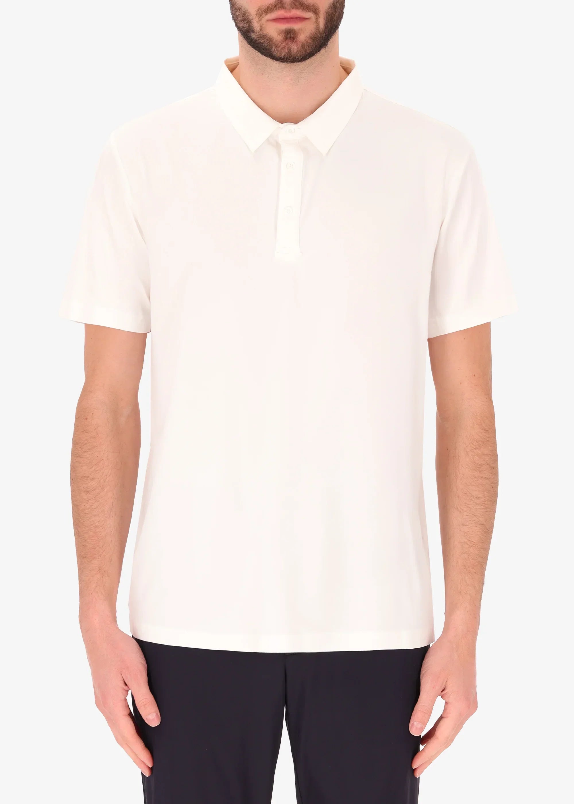 Polo uomo bianca manica corta in cotone, stile casual elegante, fronte su sfondo neutro