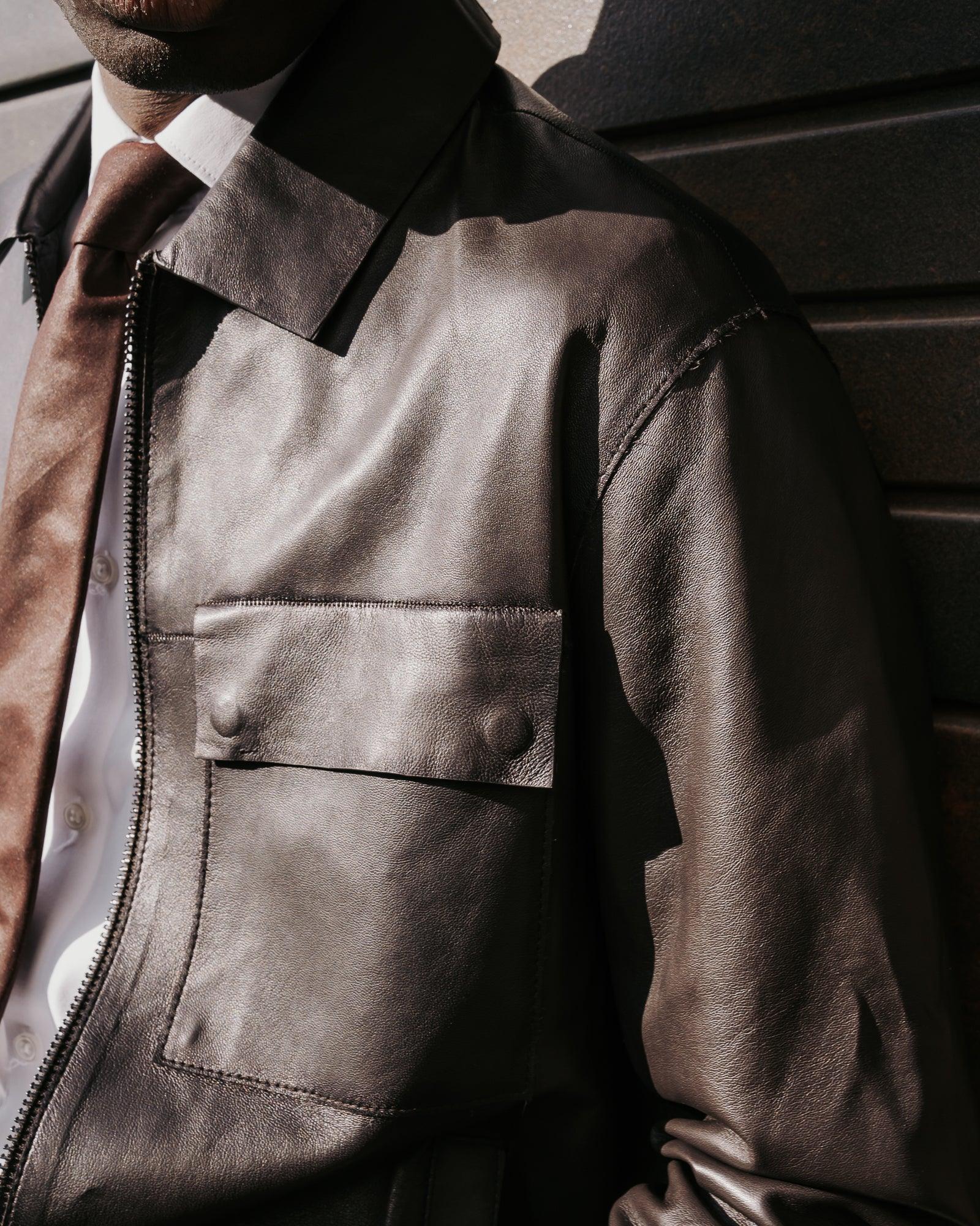 Giacca uomo in pelle marrone, dettagli tasca e zip, stile elegante, moda maschile