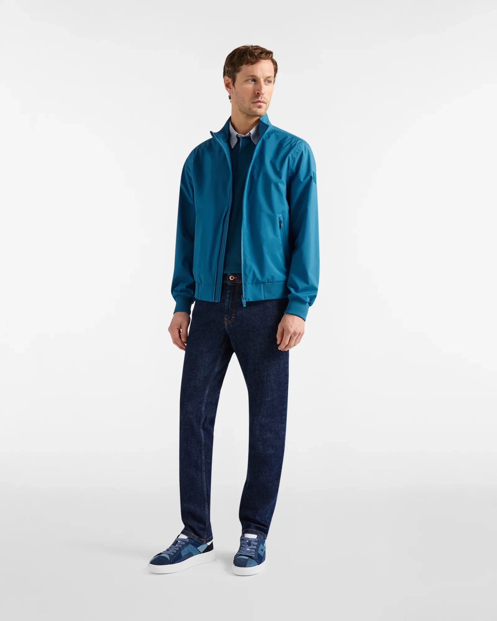 Uomo con giacca blu, jeans e sneakers, moda uomo casual elegante in stile italiano