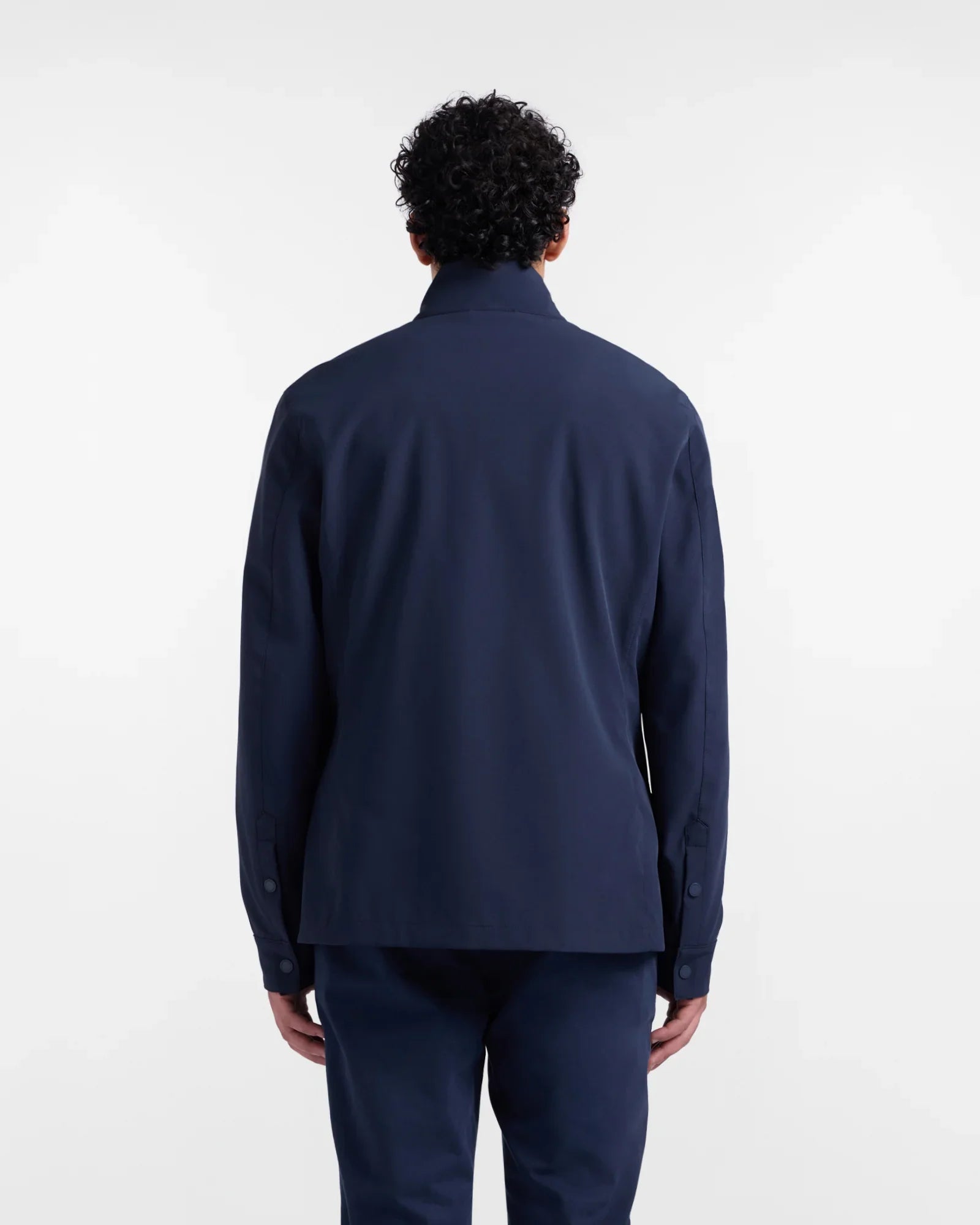 Giacca uomo blu navy vista posteriore, abbigliamento elegante e moderno, sfondo bianco.
