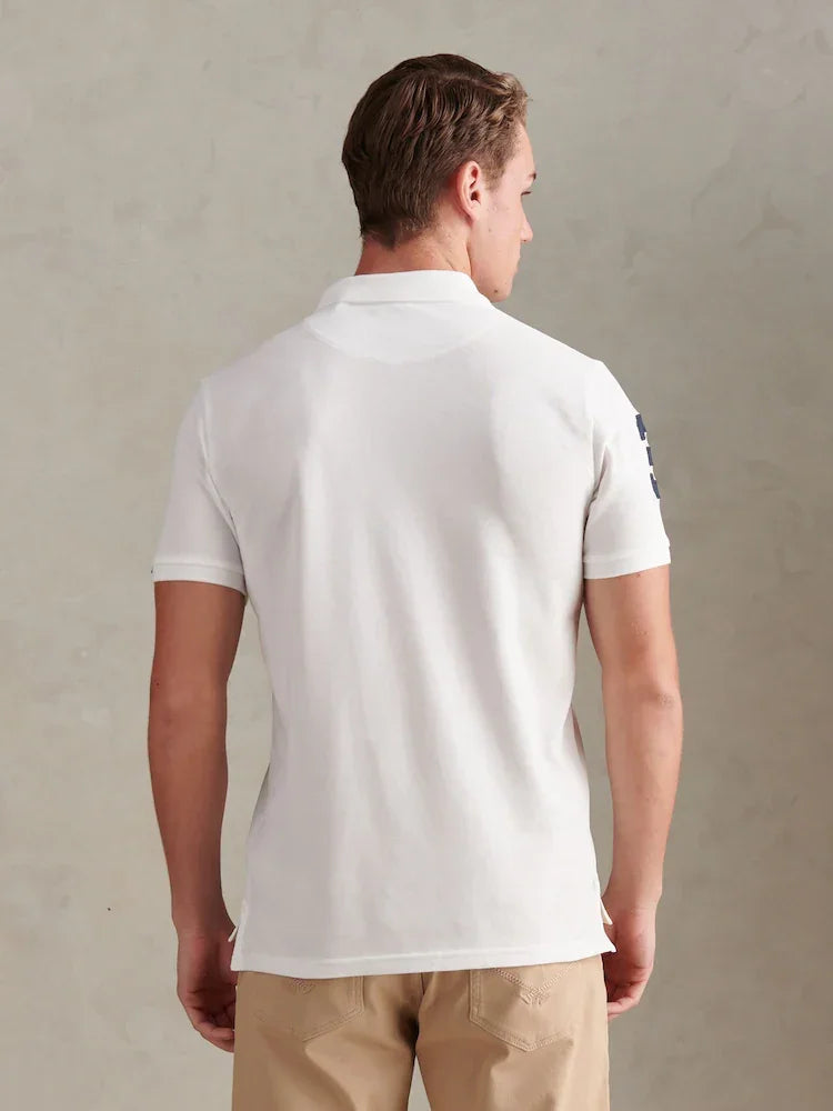 Polo bianca uomo manica corta, vista posteriore, abbigliamento casual elegante.